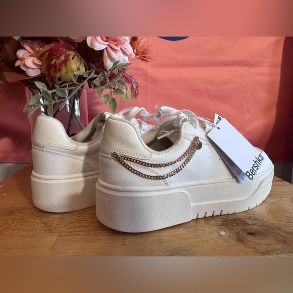 BERKSHA casual all white shoes with a gold chain size 7.5 women’s NWT - Picture 3 of 9